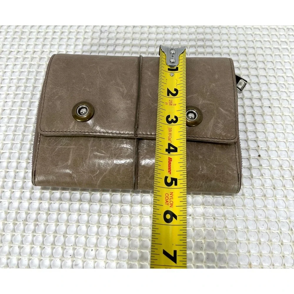Vntg Hobo Carson Stone Leather Crossbody Bag Small Light Brown Flap Snap Closure